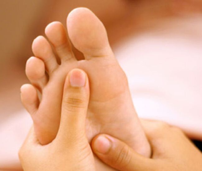 Glivična okužba se kaže predvsem kot luščenje kože na stopalih in srbenje. 
