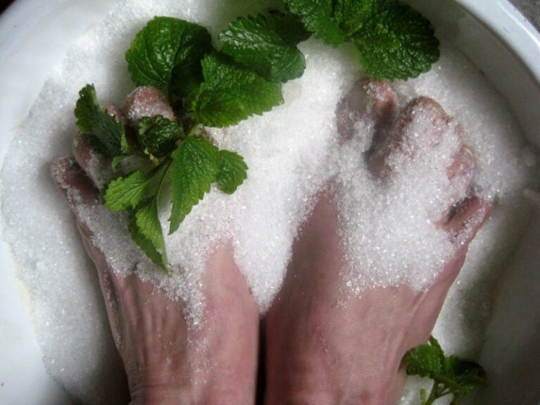 sol proti glivicam na nohtih